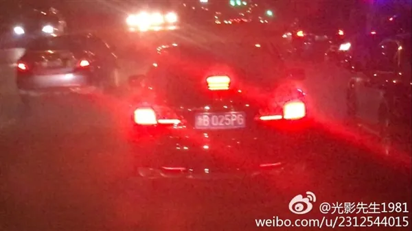 六小龄童遭路怒别车 网友：没亮金箍棒算他命大