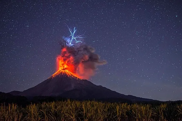 墨西哥火山喷发自带闪电 画面震撼