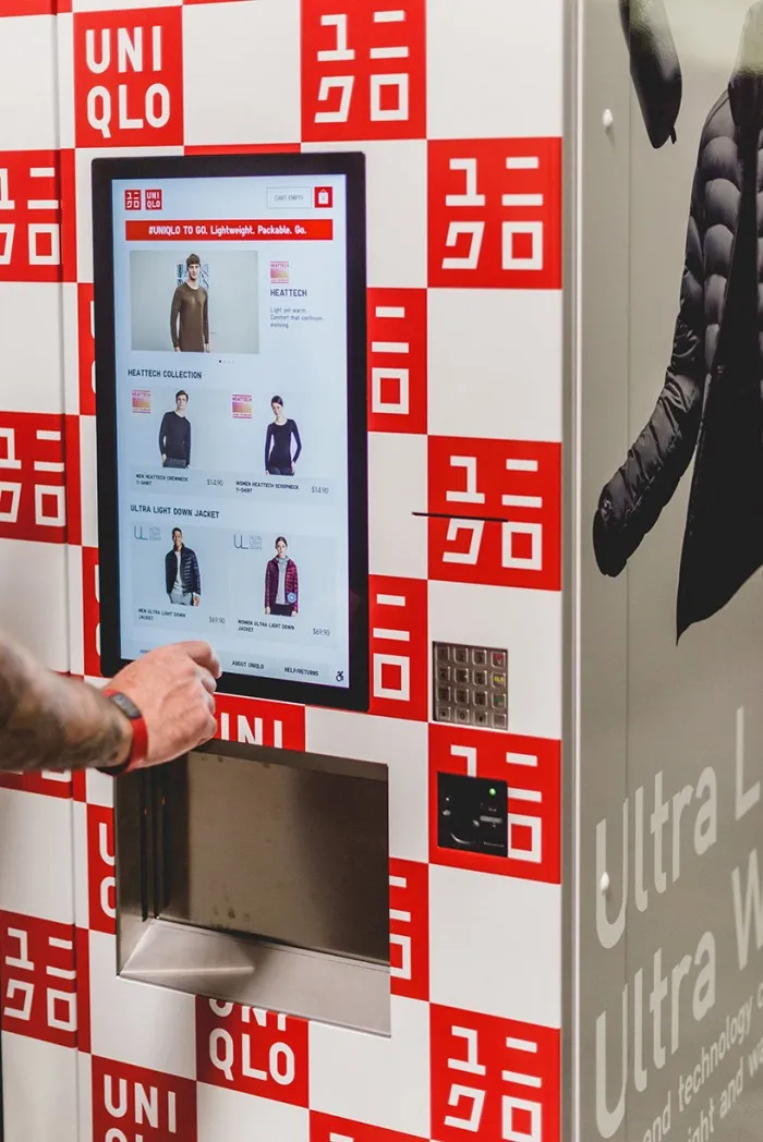 优衣库也推出了个自动售货机 可买T恤内衣羽绒服