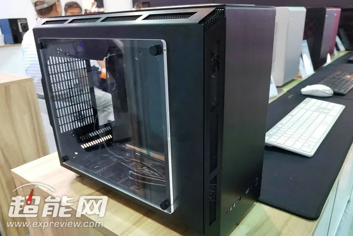 联力Computerx 2016展出两款新ITX机箱：瘦长的Q22、分层的Q37