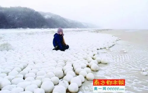 俄罗斯现神秘雪球堆 不是人堆是天然