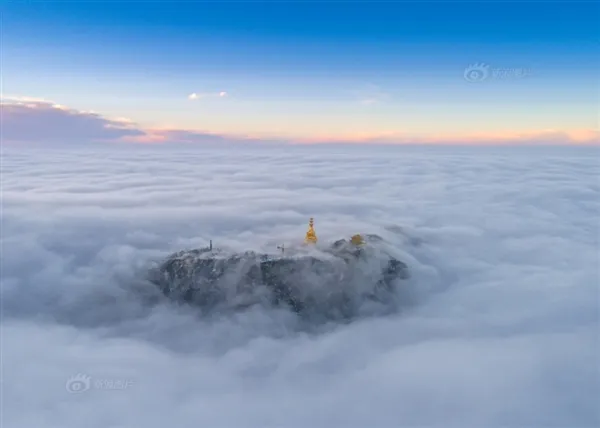 峨眉山金顶壮观云海奇景：金佛圣光闪闪