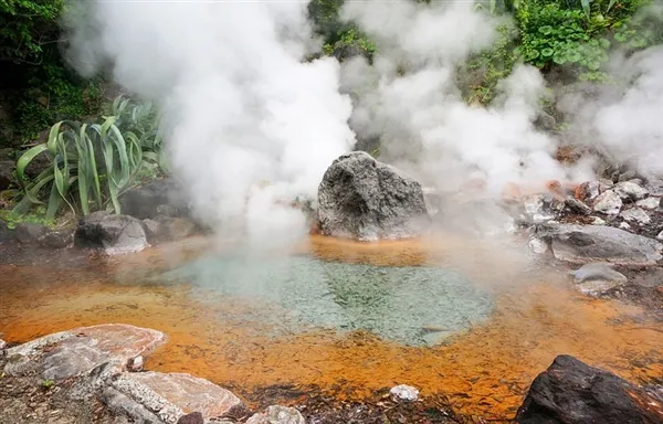 日本地壳频繁运动现神奇小镇：有3千多火山温泉