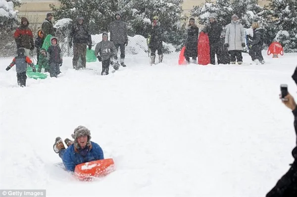 暴风雪袭击美国：积雪过腰 车被“埋”了