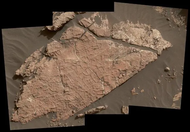 好奇号火星探测器发现新火星有水证据：布满交叉裂纹的岩石