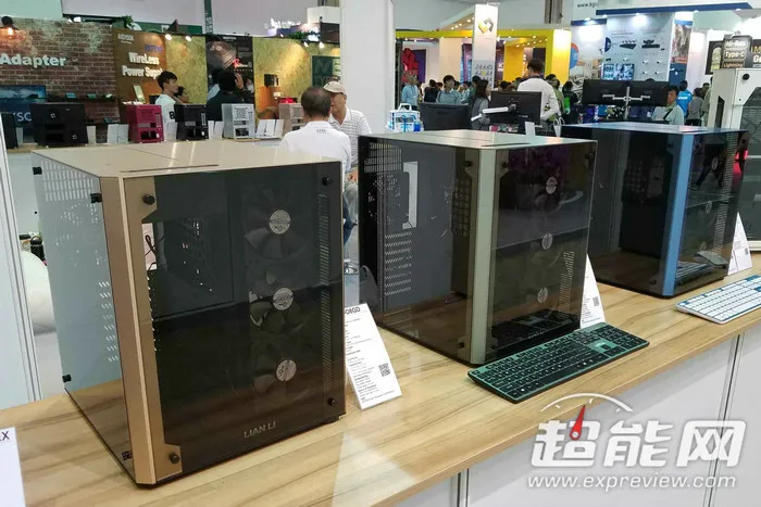 联力Computerx 2016展出两款新ITX机箱：瘦长的Q22、分层的Q37