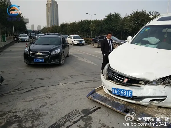 女司机错把油门当刹车：“俩车都撞碎了”