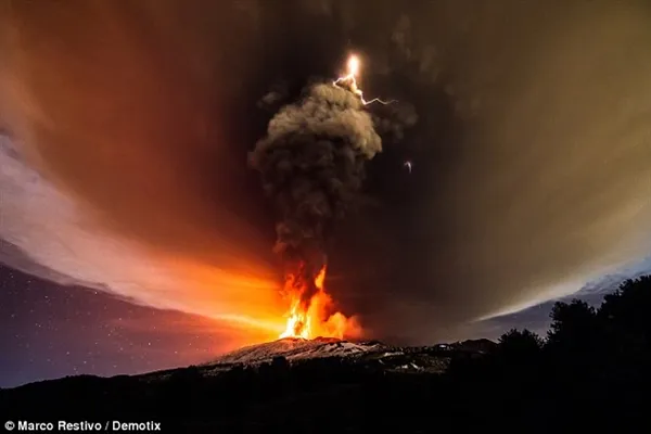 蔚为壮观！意大利埃特纳火山喷发：烟柱夹杂闪电