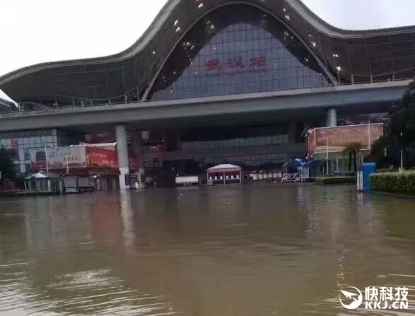 武汉暴雨全城瘫痪 连手机售后也悲剧了...