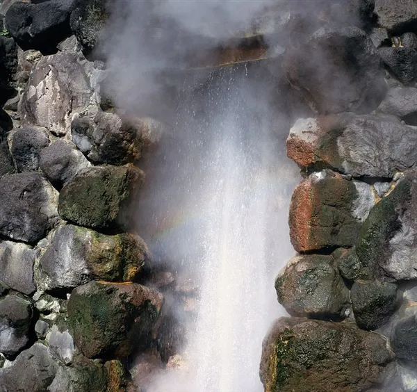 日本地壳频繁运动现神奇小镇：有3千多火山温泉