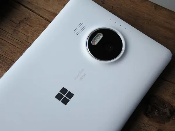 Lumia 950XL体验：手机可以“变电脑”