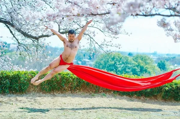 蜜汁美感 日本大汉樱花树下拍写真