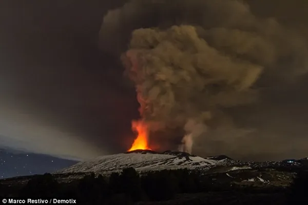 蔚为壮观！意大利埃特纳火山喷发：烟柱夹杂闪电