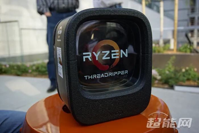 Ryzen TR 1950X 全核Boost至4.0GHz，性能强且电压不高