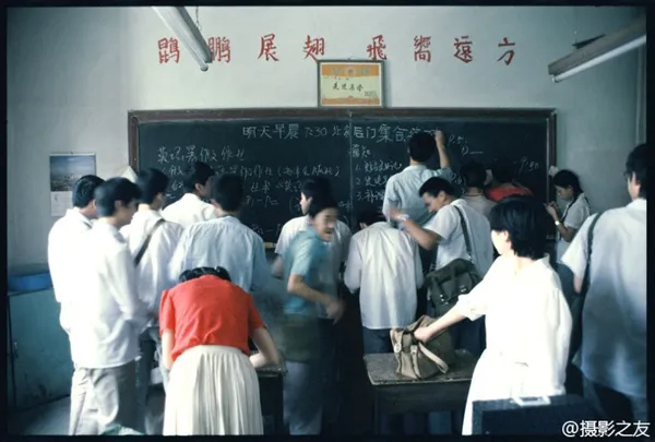 80年代女中学生老照片：擦玻璃这张太经典了