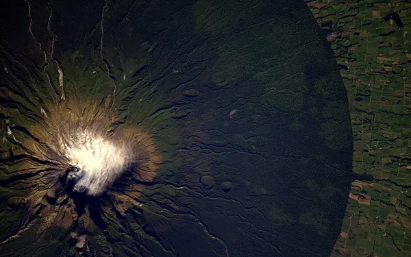 法宇航员太空拍新西兰火山 照片视角独特引关注