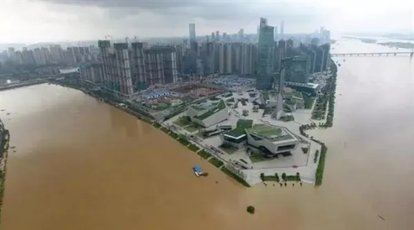 长江洪水泛滥：卫星照对比真可怖！