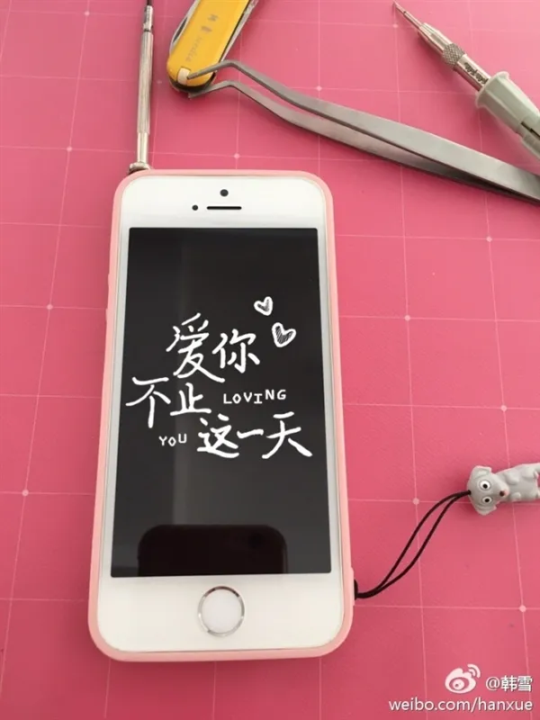 女神竟是技术宅 演员韩雪亲自动手为iPhone换屏