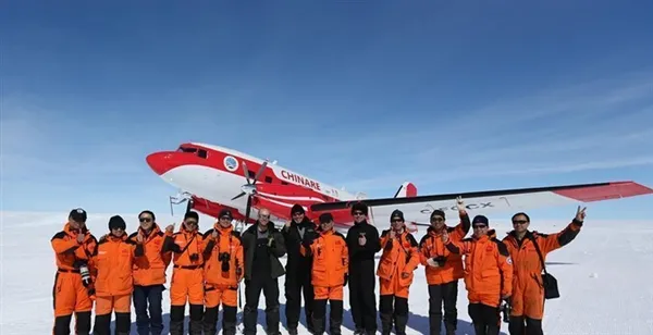 中国首架极地固定翼飞机在南极成功试飞