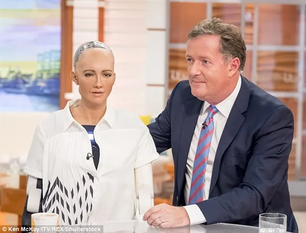 仿真机器人美女做客直播间 观众：突然感觉很害怕