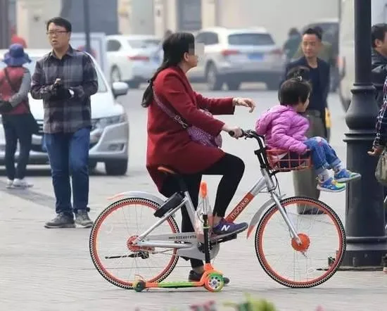 画面瘆人！9岁男孩骑共享单车 车把插入脖子