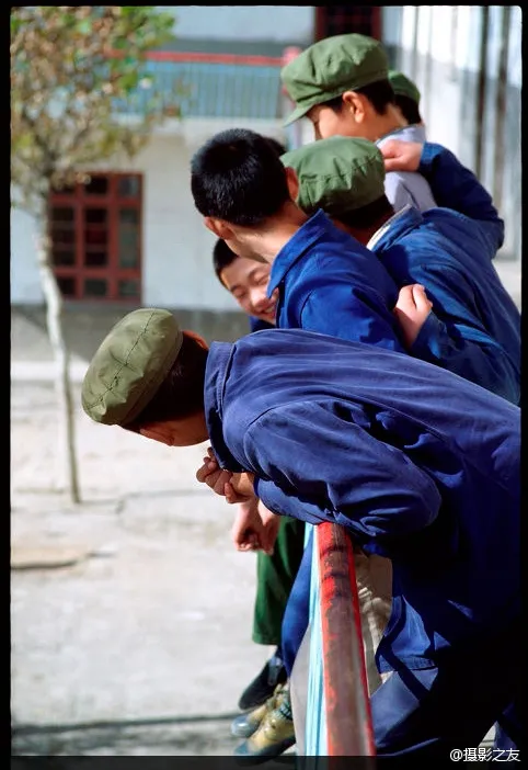 80年代女中学生老照片：擦玻璃这张太经典了