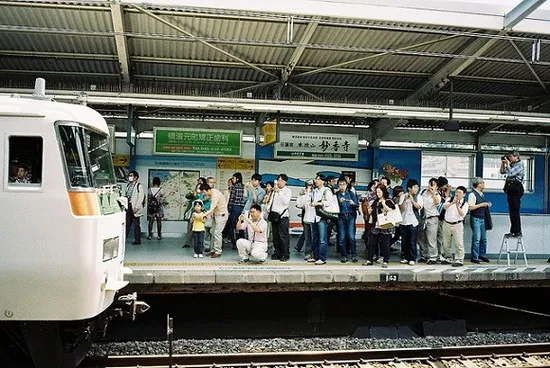 日本一火车站只为一女生保留 于是来了一群怪蜀黍