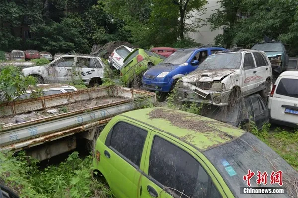 成都汽车坟场堆积如山：中国经典车型都在这