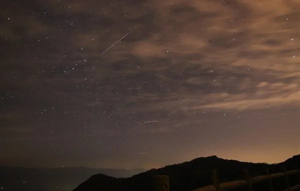 不敢相信！雾霾之上的流星雨竟如此美丽