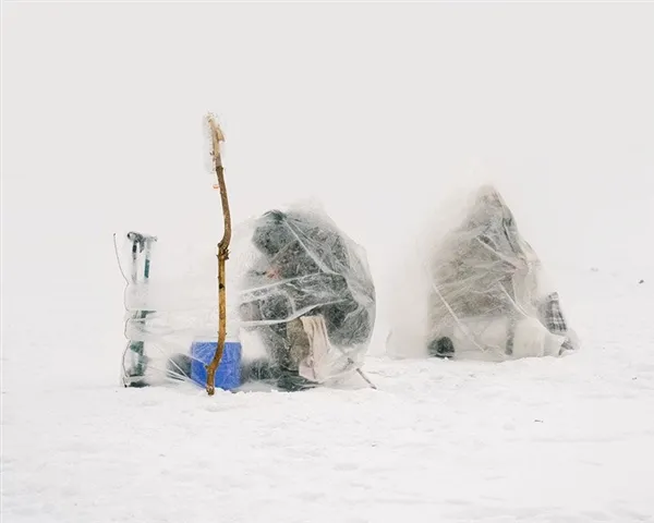 零下40度雪地钓鱼 画面犹如行为艺术