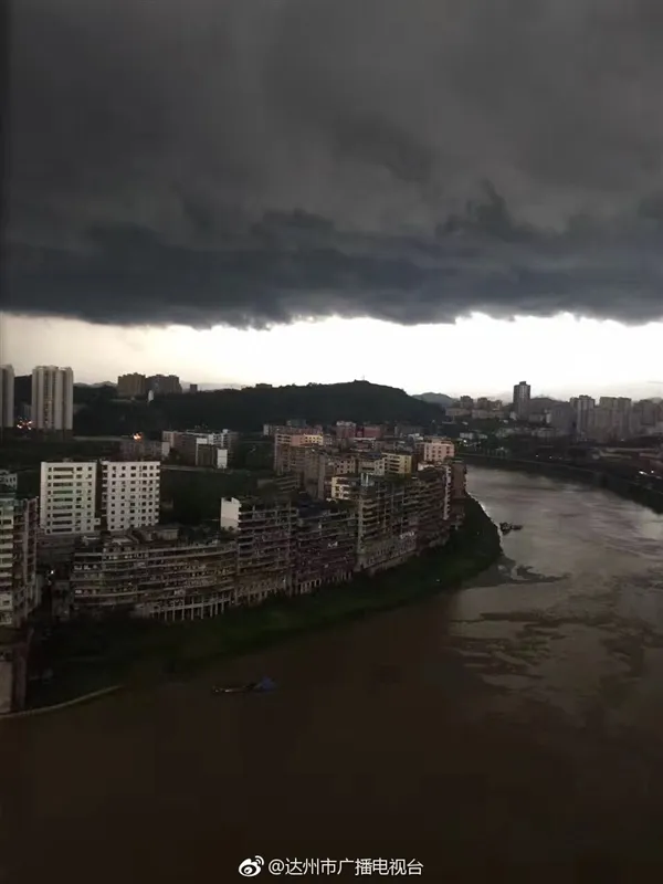 黑云压城城欲摧：四川雨前瞬间白昼变黑夜