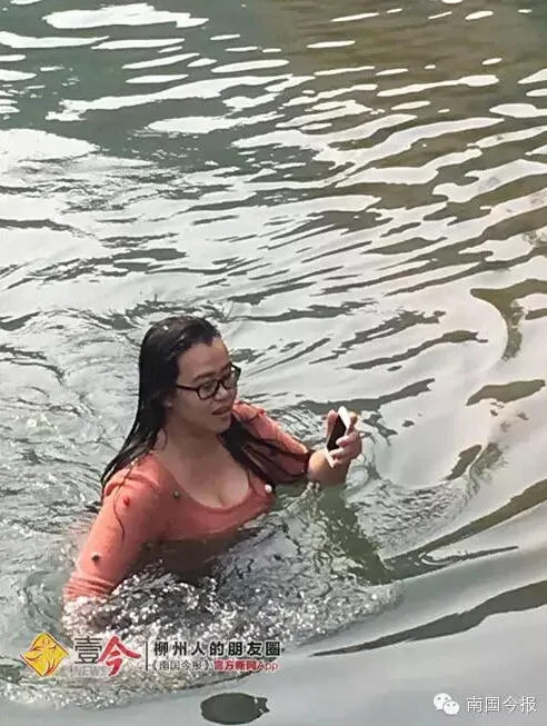 女子手机掉公园潭中 三四次潜入水里捞手机