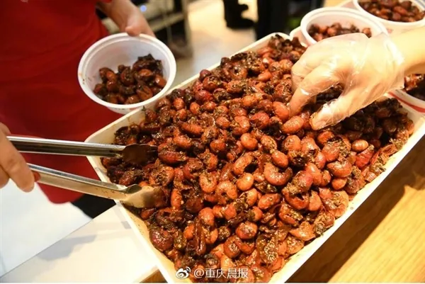 重庆女子获赠支付宝5000只小龙虾 相当于一亩池塘产量