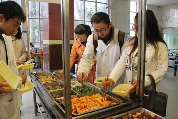 大学食堂又见黑暗料理：带皮橙子炒鸡肉