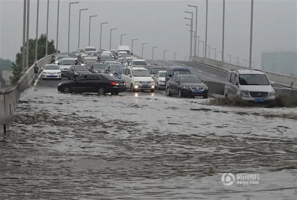 郑州暴雨下瘫城市：高架桥瞬间变游泳池