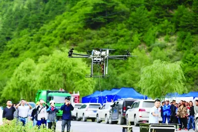 中国移动自主研发的无人机高空基站首次升上震区蓝天