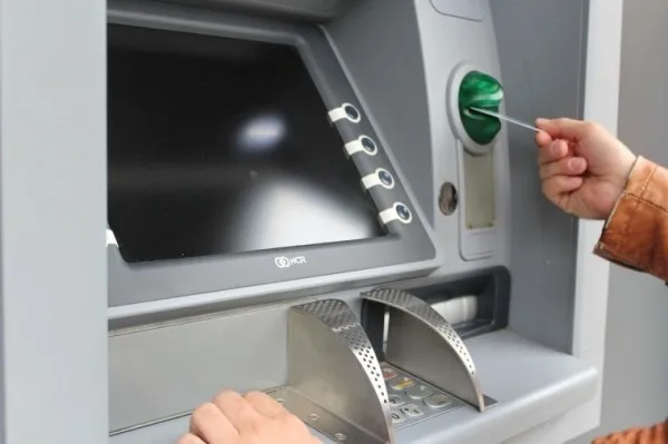 欧亚多家银行ATM取款机遭黑客攻击 向外吐现金
