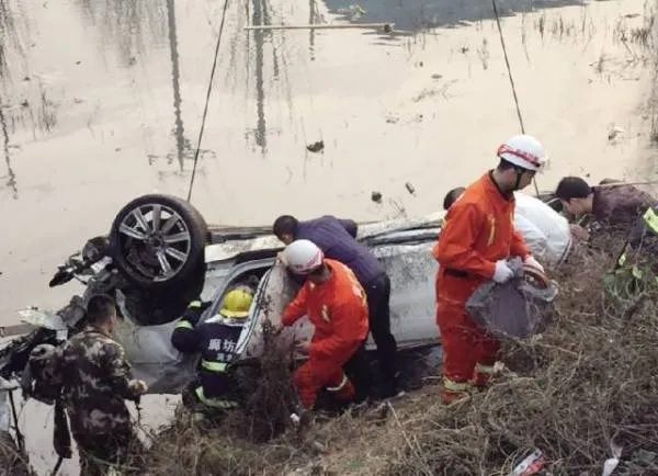 惨烈！宾利撞碎小面司机身亡：竟是“首富”之孙