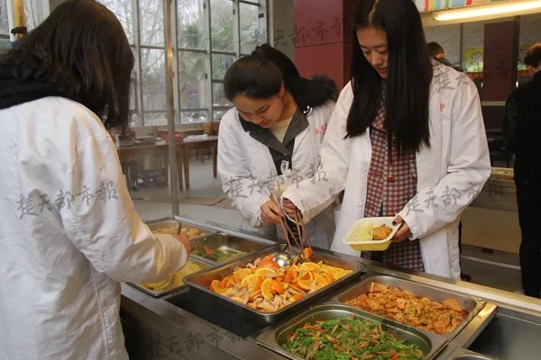 大学食堂又见黑暗料理：带皮橙子炒鸡肉