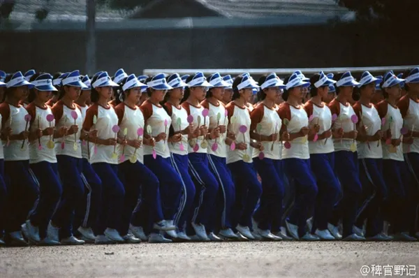 80年代女中学生老照片：擦玻璃这张太经典了