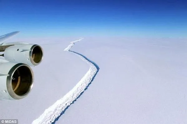 南极冰架裂缝扩张惊人：崩塌形成史上最大冰山