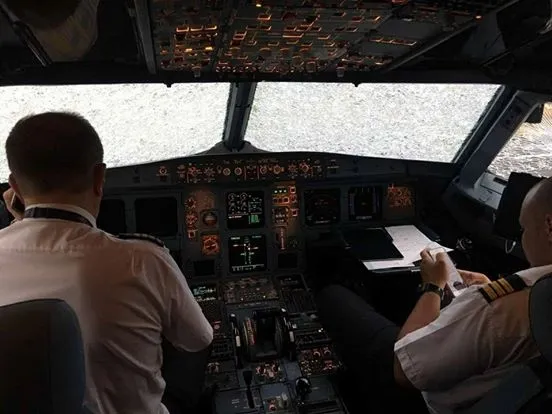 乌克兰飞机被冰雹砸伤 风挡全碎：盲眼迫降似大片