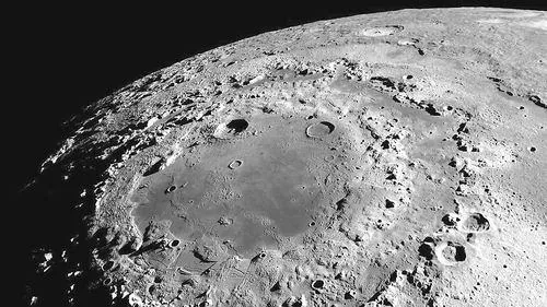 地貌图揭示月球环形陨石坑起源 地幔岩飞溅凝固