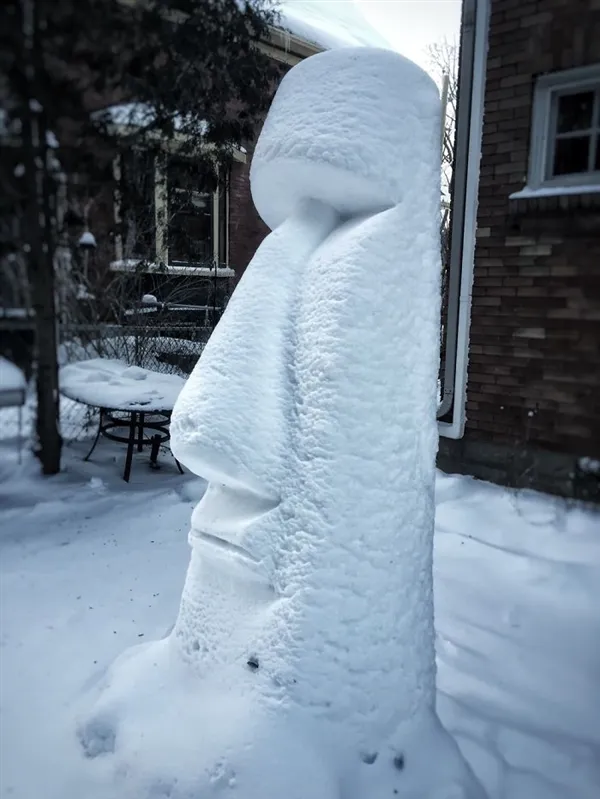 老外展示“复活节巨人”雪人堆法 绝了