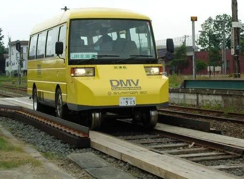 “公路铁路两用公交车”在日本试乘 15秒可完成切换