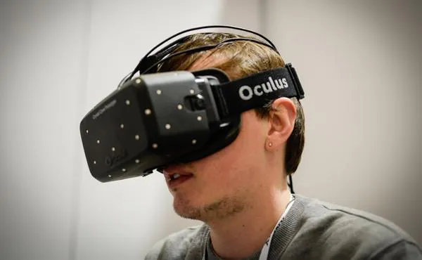 小扎下对注了 FB收购Oculus两周年：VR行业大幅改观