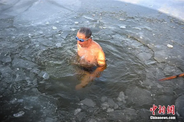 大爷零下10℃光膀子冬泳 年龄最高88岁