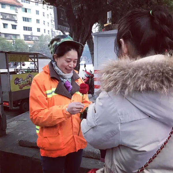 美女老师情人节收匿名玫瑰 转赠环卫工人