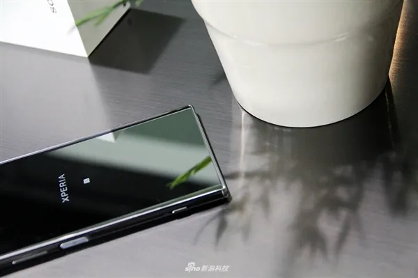 镜面版Xperia XZ Premium开箱 这配色只有索尼敢用