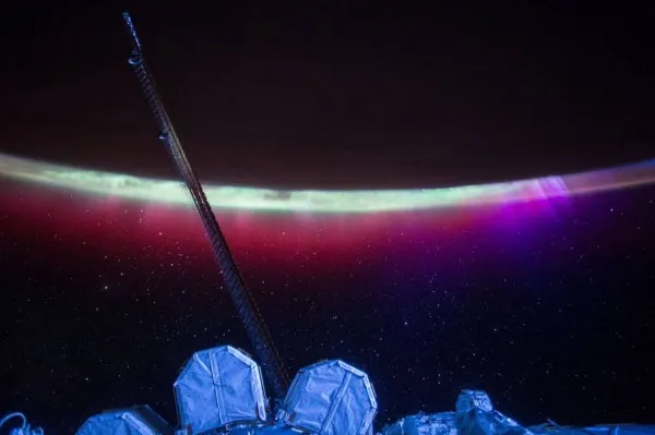 NASA宇航员分享在太空看到的极光延时视频